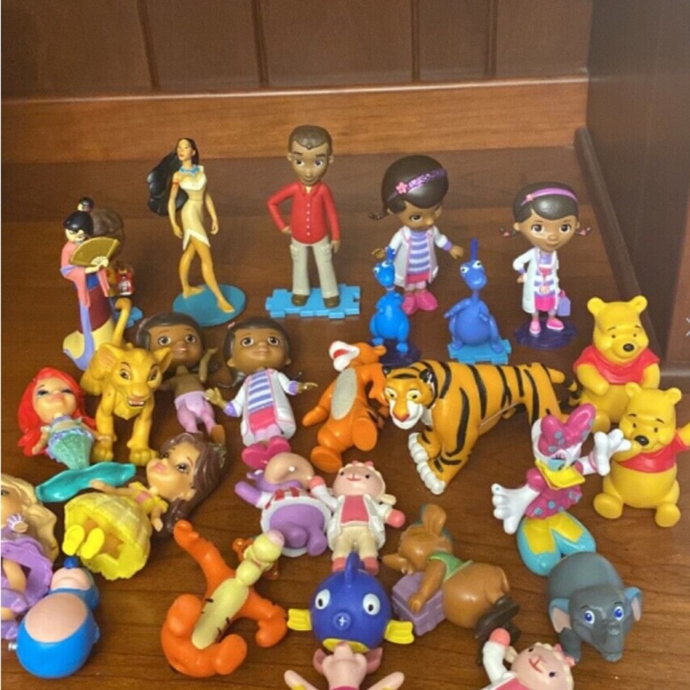 Disney lot of 28 figures Doc McStuffins, Pooh, Lion King, Disney Princess etc